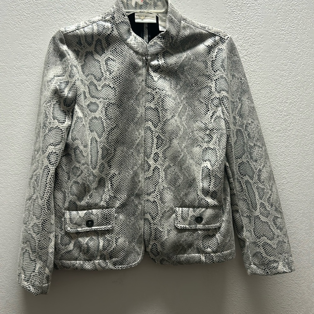 Alfred Dunner size 10 petite. Faux snake skin. Zipper front, buttons on pockets.